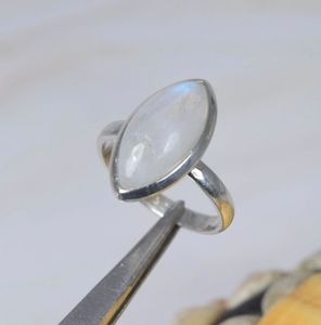 แหวนเงินแท้ unisex 925ตัดแบบคลาสสิกพลอยมูนสโตนธรรมชาติพร้อมกรอบเพชรสำหรับงานแต่งงาน - Product Image 3