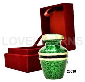 Mini urne funéraire pour cendres humaines, urne funéraire décorative pour adultes, maman et papa, avec étui en velours (laiton vert) - Product Image 1