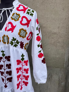 Maxi vestido casual de algodón con cuello en V Suzani bordado con diseño floral y decoración de borlas 100% estampado de algodón - Product Image 4