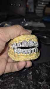 Rejillas Dentales con Diamantes VVS, Piedras Centrales Grandes, Rejillas Dentales Personalizadas, Fabricadas en Londres, Ajuste Perfecto, 8 Superiores y 8 Inferiores, Totalmente Engastadas, de Plata de Ley, para Niños - Product Image 4