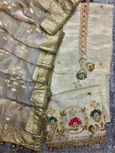 Costumes indiens modernes brodés à la main non cousus pour femmes élégants pour les fêtes de style traditionnel - Product Image 3