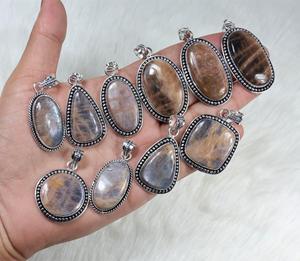 Colgante de joyería de diseñador para mujer Ajuste de bisel de forma mixta con piedra solar y piedras preciosas de piedra lunar Tamaño y estilo increíbles - Product Image 1