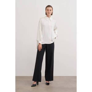 Blusa de Popelina Off-White con Cuello con Volantes y Bordado de Encaje - Product Image 5