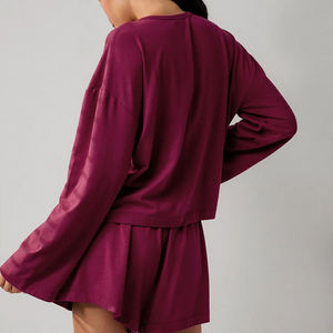 Completo Due Pezzi da Donna in Cotone Modal: Maglia a Maniche Lunghe Henley e Pantaloncini in Jersey Organico - Abbigliamento Sostenibile per Casa - Product Image 2