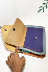 Sac à bandoulière en cuir recyclé imprimé animal multicolore pour femmes Nouveau design Sac à main avec fermeture à pression Sac à main en cuir de haute qualité - Product Image 4