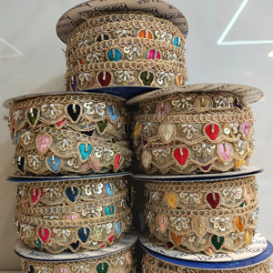 Adorno de encaje de diseñador de patrones intrincados para ropa de novia de alta gama Detalles elegantes para ropa de boda Lujosa alta moda - Product Image 1