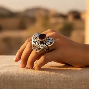 แหวนโกเมนชุบทองคำสีกุหลาบสำหรับผู้หญิง เครื่องประดับทันสมัย ได้รับการรับรองจาก IGI ขนาดฟรีไซส์ งานฝีมือฝังประดับ - Product Image 3