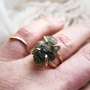 Moldavite naturelle traitée thermiquement Bague griffe à double bande remplie d'or 14 carats Cadeau unique de fiançailles et d'anniversaire pour les femmes - Product Image 2