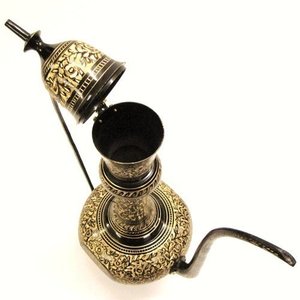 Aftaba Surahi arabe en métal et laiton de style vintage avec une belle gravure en or - Product Image 5