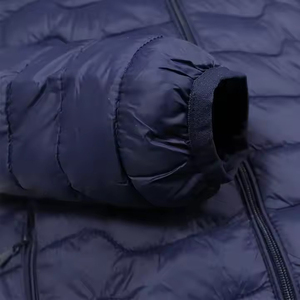 Grande demande Vestes bouffantes légères personnalisées pour les femmes Dernière conception Veste polaire avec capuche col montant Vêtements de haute qualité - Product Image 4