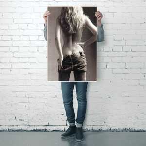 Jean taille moyenne pour fille, design en denim élégant pour affichage publicitaire - Product Image 4