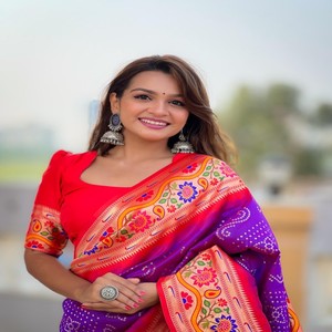 Sari de Seda Paithani VASTRA COTTAGE con Tejido Bandhani Completo, Pallu Meenakari con Diseño de Pavo Real, Borde Tejido Meenakari - Product Image 3