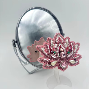 Broches con cuentas Broche de diseñador hecho a mano. Accesorios de alta calidad. Broche de diseño único. El mejor regalo para baby shower. - Product Image 1