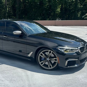 BMW M550i xDrive 2018 d'occasion haut de gamme, V8 biturbo, transmission intégrale, très bien équipée - Product Image 1