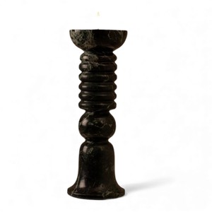 Bougeoir haut en marbre noir artisanal avec un design incurvé artistique pour une décoration d'intérieur remarquable - Product Image 1