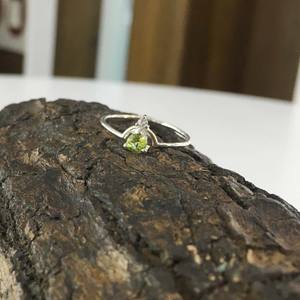 Venta al por mayor de plata esterlina 925 de moda indio fino anillo verde peridoto CZ corte diamante bisel ajuste para bodas y fiestas - Product Image 2