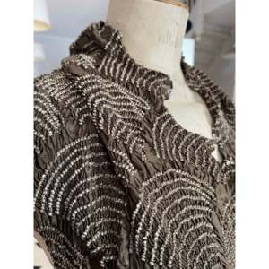 Pañuelo Satinado Khaki Dune 2 con Diseño Bandhani de Mil Puntos, Estampado Personalizado a Mano, Estilo Twill Largo para Primavera, Verano y Otoño - Product Image 2