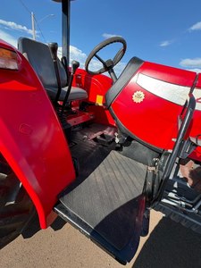 Tracteur agricole industriel d'occasion Massey Ferguson 4275 42 CV Rouge 4x4 à transmission par engrenages haute productivité - Product Image 3