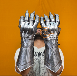 Gants médiévaux en acier avec protège-bras gravés |   Armure de Chevalier Artisanale pour Cosplay, Exposition - Product Image 1