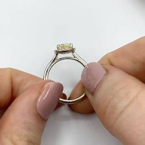 Anillo de compromiso de Halo CZ amarillo corte Pera de 10x7mm en plata chapada en oro | Classic Solitaire Pave Joyería nupcial - Product Image 3