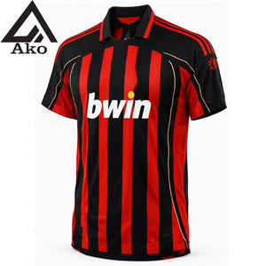 Maillot de football rétro thaïlandais de haute qualité pour adultes, haut à manches courtes en polyester, personnalisable avec les noms d'équipe, séchage rapide, par Ako - Product Image 1