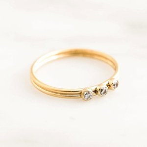 Anillo de Compromiso y Matrimonio Minimalista Clásico con Bisel, Corte Moissanite, Plata de Ley 925 Chapada en Oro para Mujeres y Chicas - Product Image 2