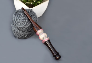 Crochet en palissandre fait main, poignée ergonomique en résine époxy pour tricoter et crocheter - Product Image 4