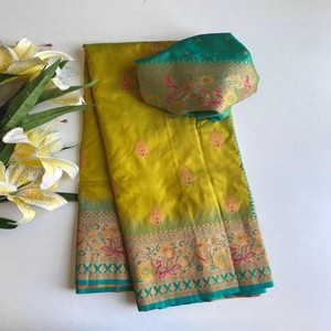 Sari de Seda Paithani de Lujo VASTRA COTTAGE con Tejidos Zari, Borde Meenakari de Pavo Real, Pallu en Contraste y Borlas de Diseñador - Product Image 4
