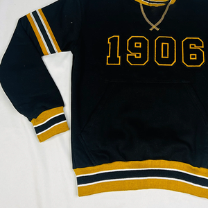 TITLISTS Alpha Noir Chenille Stripe Arm Crewneck-Sweat-shirt brodé de lettres grecques avec poche kangourou - Product Image 4