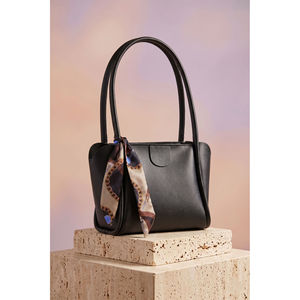 Sac à main et sac à bandoulière en cuir noir avec foulard imprimé - Product Image 1