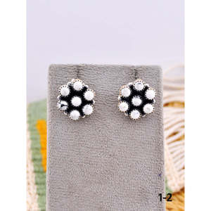 Pendientes de botón estilo suroeste con búfalo blanco y plata de ley, con patrón floral engastado en bisel - Product Image 1