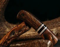 Cuchillo de caza de alta calidad regalo hecho a mano negro recubierto de polvo hoja de acero al carbono mango de madera personalizable OEM para padre madre - Product Image 5