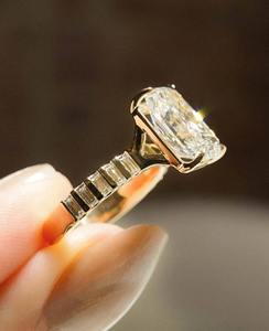 Anillo de Compromiso de Oro Amarillo de 14K con Diamante Cultivado en Laboratorio de Corte Radiante de 3.50 Ct, Anillo de Boda Nupcial con Banda Ancha y Gruesa de Corte Radiante CVD de 14K - Product Image 2