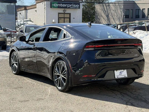 Prius 2024 Usado, Volante a la Izquierda, Asientos de Cuero, Cámara Trasera, 75001-100000 Millas, Pantalla Táctil - Product Image 2