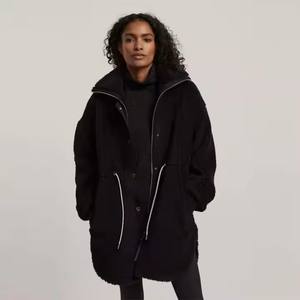 Veste Sherpa noire à col haut à la mode avec boutons à pression sécurisés Veste d'hiver douce et confortable - Product Image 4