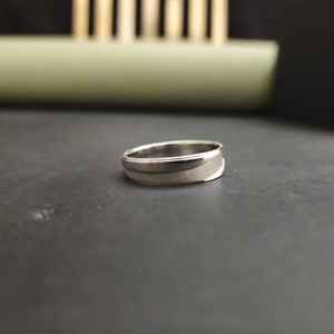 Bague unisexe en acier inoxydable avec moissanite, plaquée or 18 carats, bande torsadée, certifiée IGI, design tendance pour toutes les occasions - Product Image 5