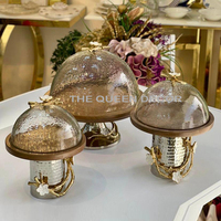 Présentoir à gâteau antique fini avec un design de moulage en métal d'aspect luxueux, parfait pour les mariages et les utilisations de présentoir de gâteau de table vintage
