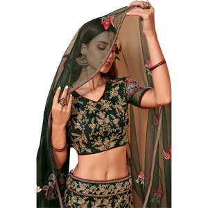 Magnifique Lehenga Choli traditionnel indien pakistanais en tissu filet, soie et satin, avec de superbes broderies et découpes pour les fêtes - Product Image 1