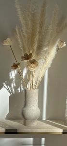 Jarrón de flores de mármol travertino de diseño con vetas naturales para interiores modernos y clásicos - Product Image 4