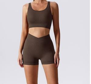 Vêtements de sport personnalisés pour femmes Ensemble 2 pièces haut court à manches courtes et short Ensemble d'entraînement Polyester Élasthanne Ensemble de sport à séchage rapide - Product Image 1