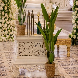 Élégante table console en bois pour décorations de scène de mariage - Product Image 1