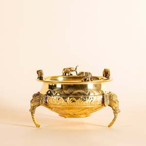 Gaj Urli, producto artesanal de latón con acabado pulido, diámetro de 6.5 pulgadas x altura de 4.5 pulgadas - Product Image 1