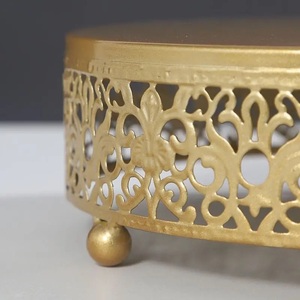 Support à gâteau en métal doré brillant Structure élégante et durable Design moderne Passe au lave-vaisselle pour les présentations de pâtisserie et de dessert - Product Image 5