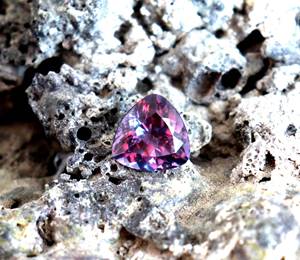Pierre précieuse alexandrite de terre impeccable certifiée pierre alexandrite facettée coupée trillion en vrac pierre alexandrite de meilleure qualité - Product Image 3