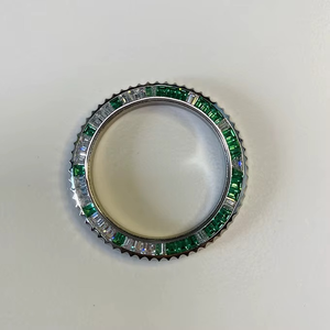 Luxira Jewels, pierre de moissanite verte transparente de luxe sur mesure, pierre baguette, acier inoxydable, sertissage artisanal, remplacement 40 mm, noir et blanc - Product Image 6