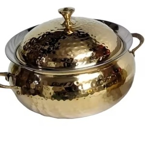 Ollas de metal de alta calidad con acabado dorado, que a menudo duran muchos años, lo que las convierte en una inversión rentable para la cocina. - Product Image 1