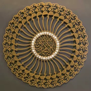 Décoration murale islamique ronde en métal de qualité supérieure avec embellissements en cristal pour la maison, la mosquée, la salle de prière et la décoration du Ramadan et de l'Aïd, provenant d'Inde. - Product Image 1