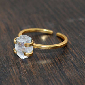 Anillo de piedra lunar natural en bruto, ajustable, chapado en oro, ajuste de punta, piedra natal de junio, joyería llamativa hecha a mano - Product Image 2