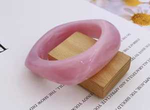 Venta al por mayor de moda Color caramelo resina brazalete moda cuadrado acrílico plástico brazaletes pulsera joyería - Product Image 3