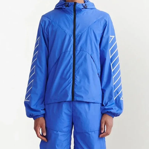 Pantalones cortos cortavientos de 2 piezas personalizados para hombre y chaqueta con capucha chándal reflectante con cremallera conjunto de ropa de calle de nailon - Product Image 4